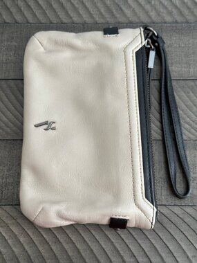 Simply Vera Vera Wang Beige Wristlet
